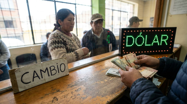 mostrador de casa de cambio en Bolivia con letrero 'Cambio' y pantalla digital mostrando la palabra 'Dólar', enfoque nítido, iluminación natural, elemento humano en segundo plano
