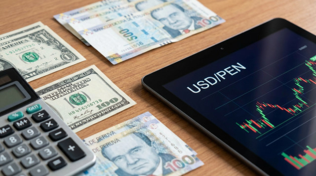 plano horizontal de billetes de dólares y soles sobre una mesa con calculadora y pantalla que muestre la etiqueta 'USD/PEN', composición nítida y profesional