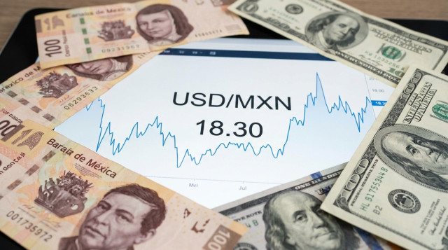 primer plano de billetes de peso mexicano y dólares sobre una pantalla que muestra la cifra USD/MXN 18.30, composición horizontal, iluminación neutra