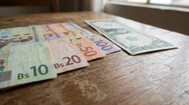 primer plano de billetes de boliviano y un billete de dólar sobre una mesa, enfoque en cifras y contraste de colores representando 'dólar hoy en Bolivia'
