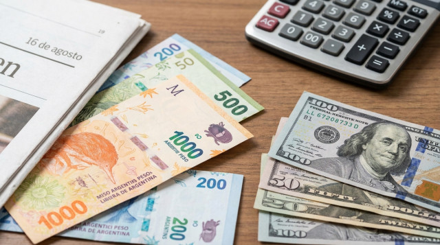 Primer plano profesional de billetes de pesos argentinos y dólares estadounidenses sobre un escritorio de madera con una calculadora, representando el mercado de divisas en Argenti