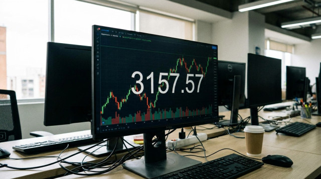 Primer plano de un monitor financiero mostrando la cifra de la TRM de 3157.57 con gráficos de velas verdes y rojas de fondo