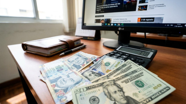 Primer plano de billetes de soles peruanos y dólares estadounidenses sobre un escritorio de oficina con una calculadora, representando el mercado cambiario en Perú