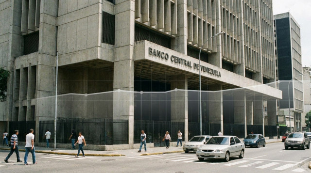 Fachada del Banco Central de Venezuela en Caracas con un gráfico de tendencia financiera superpuesto que muestra la estabilidad del bolívar