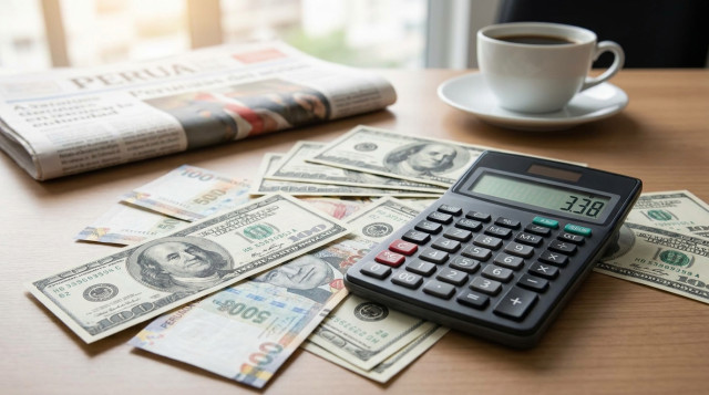billetes de soles peruanos y dólares estadounidenses sobre una mesa de oficina con una calculadora financiera