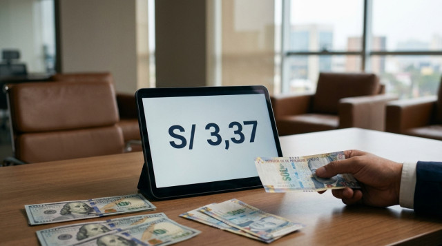billetes de dólares y soles sobre una mesa con enfoque en una pantalla que muestra 
