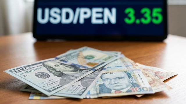 primer plano de billetes de dólares y soles sobre una mesa, con una pantalla de cotización borrosa al fondo mostrando la frase 