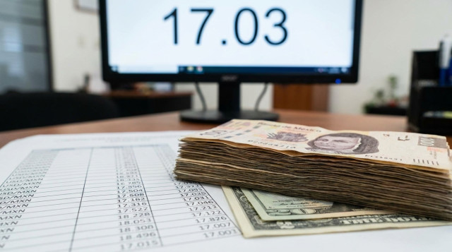 billetes de peso mexicano y dólares sobre una hoja con cifras del tipo de cambio USD/MXN, enfoque nítido sobre los billetes y pantalla con valor 17,03