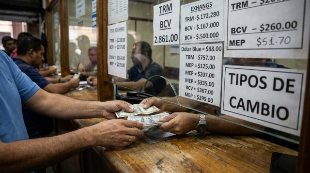 fotografía horizontal de manos intercambiando billetes en un mostrador de casa de cambio, con carteles que muestran múltiples cotizaciones y la frase clave 'tipos de cambio' visibl