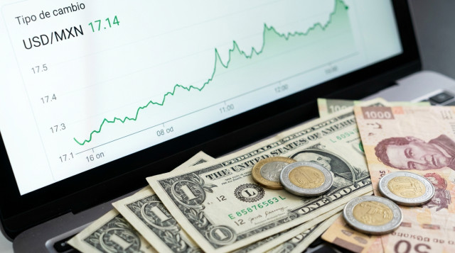 primer plano de billetes de dólar y monedas/pesos mexicanos sobre una pantalla con la leyenda 'Tipo de cambio' y números de cotización, composición horizontal, iluminación neutra y
