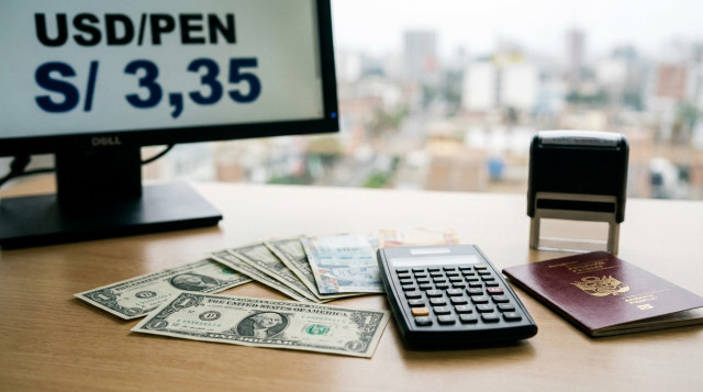 billetes de dólares y soles sobre un escritorio con calculadora y pantalla mostrando el texto 'USD/PEN S/ 3,35' desenfocado