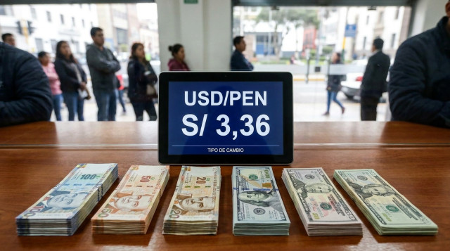 Billetes de soles peruanos y dólares en una mesa de cambio, enfoque nítido en una pantalla que muestre el tipo de cambio USD/PEN con la leyenda 'S/ 3,36'