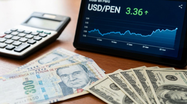 primer plano de billetes de soles y dólares sobre un escritorio con una calculadora y una pantalla que muestre una cotización, temática 'dólar en Perú'