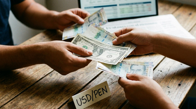 Billetes de dólares y soles sobre una mesa con el texto focalizado fuera de cuadro, primer plano de manos entregando efectivo, leyenda visual que incluya 'USD/PEN' en la composició