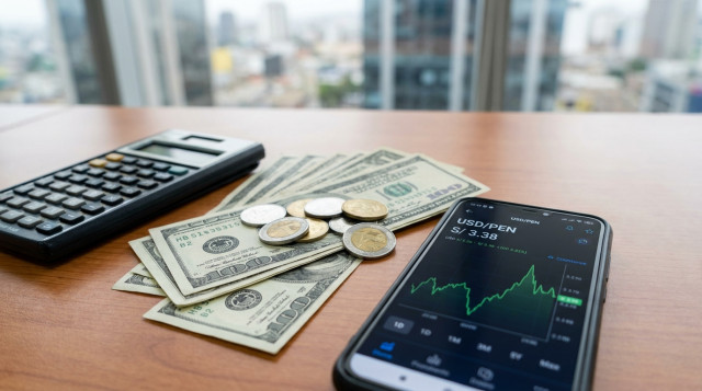 Billetes de dólares y soles sobre una mesa con una calculadora y un teléfono móvil mostrando una gráfica de tipo de cambio, enfoque claro en las monedas y el texto 'USD/PEN' visibl