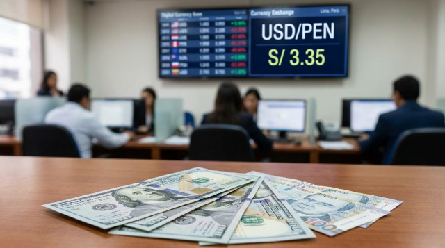 primer plano de billetes de dólares y soles sobre una mesa con un tablero de cotizaciones al fondo, enfoque nítido en la frase