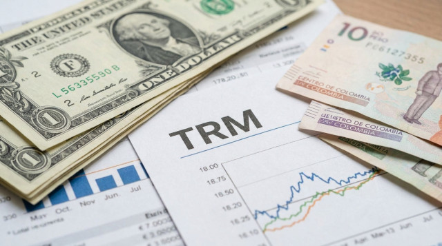 primer plano de billetes de dólar y pesos colombianos sobre un documento financiero con la palabra clave 'TRM' visible